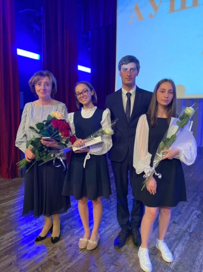 Состоялось торжественное вручение грамот и ценных подарков 16 выпускникам, окончившим школу с золотой медалью и на отлично.