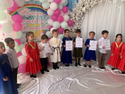 Ахәыҷбаҳча аҿы имҩаҧган аушьҭымҭацәа ирызкыз аныҳәа ,,Абзиараз, ахәыҷбаҳча!"